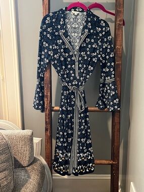 Max Studio lightweight bell sleeve floral dress - size large